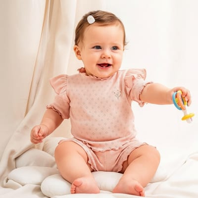 Kız Bebek Jakarlı Fırfırlı Nakış İşlemeli Kısa Kollu Şortlu 2'li Takım